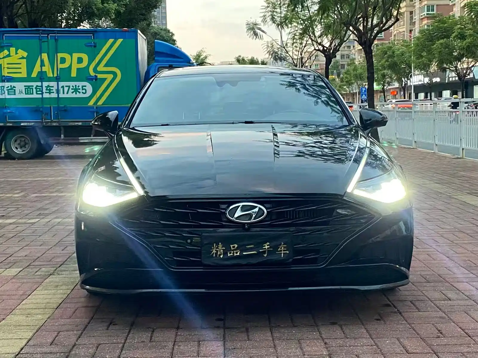 Photo 2 - Hyundai Sonata