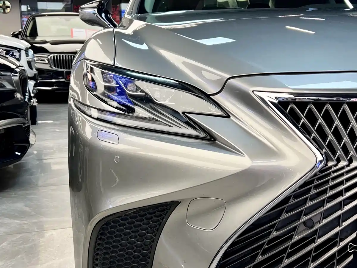 Photo 6 - Lexus LS