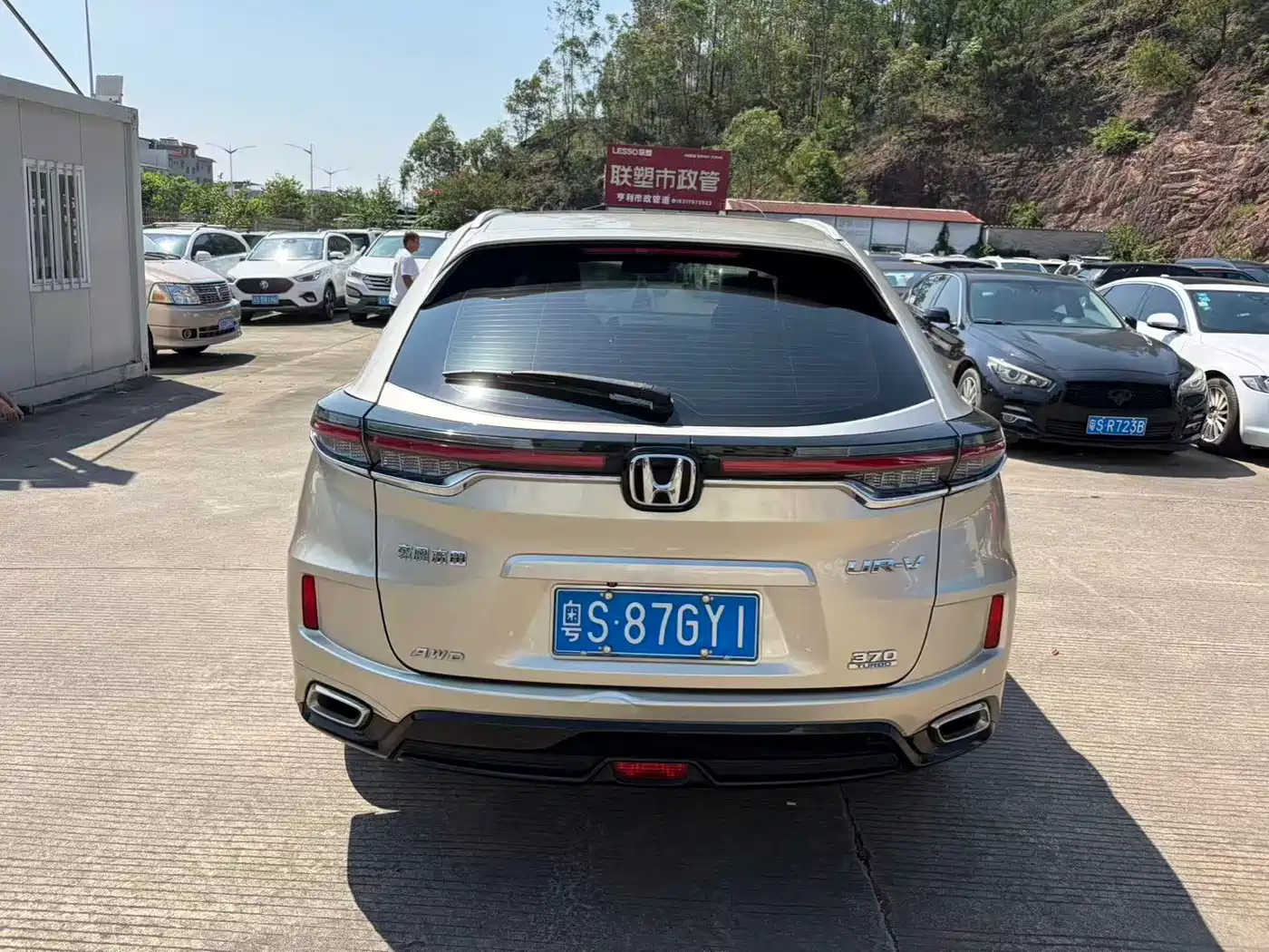 Photo 8 - Honda UR-V