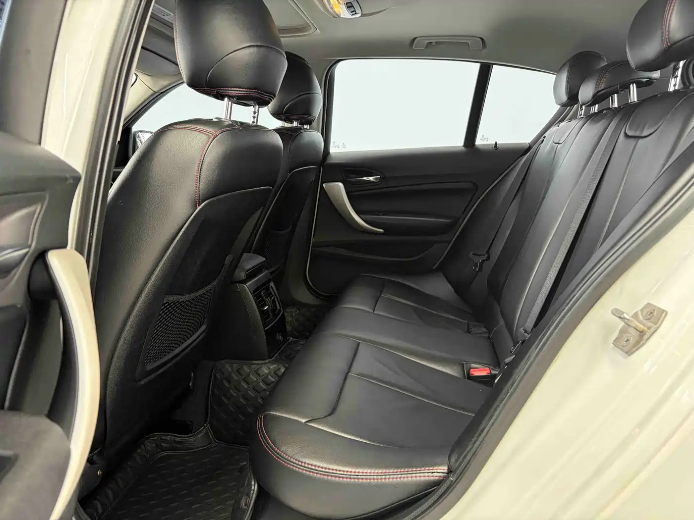 BMW 1 Series (Import) 2015 120i Leading фото 4