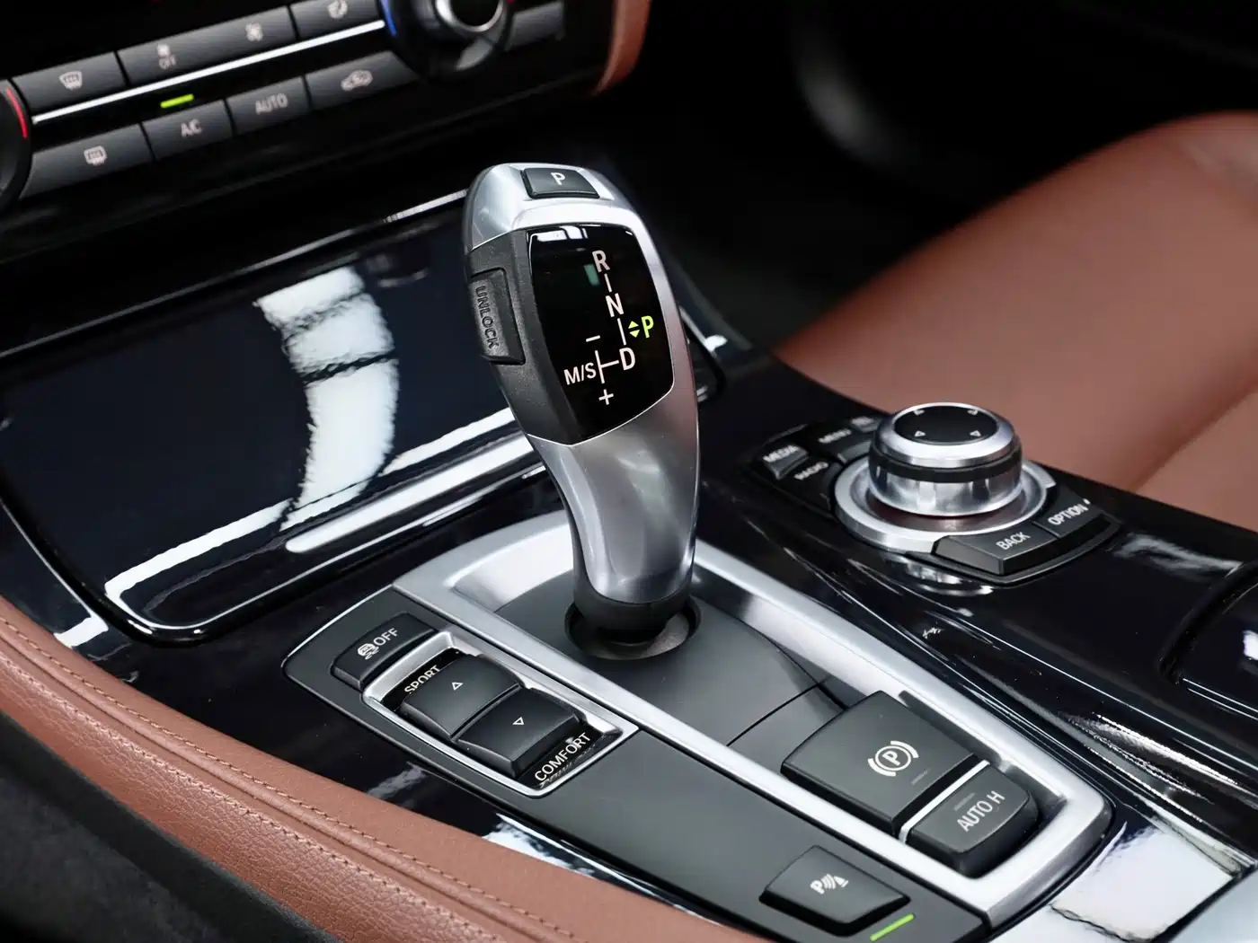 BMW 5 Series (Import) 2014 520i Touring фото 13