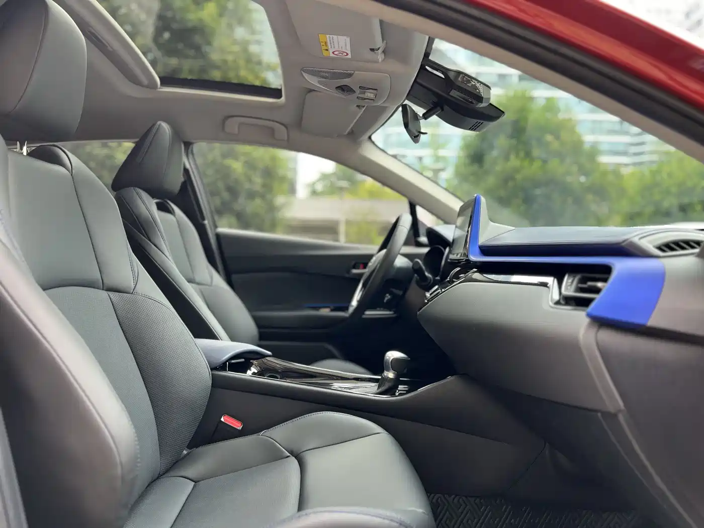 Toyota C-HR 2021 2.0L Luxury Edition фото 12