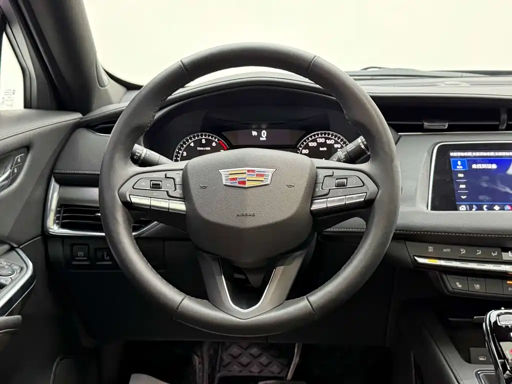 Фото 12 - Cadillac XT4