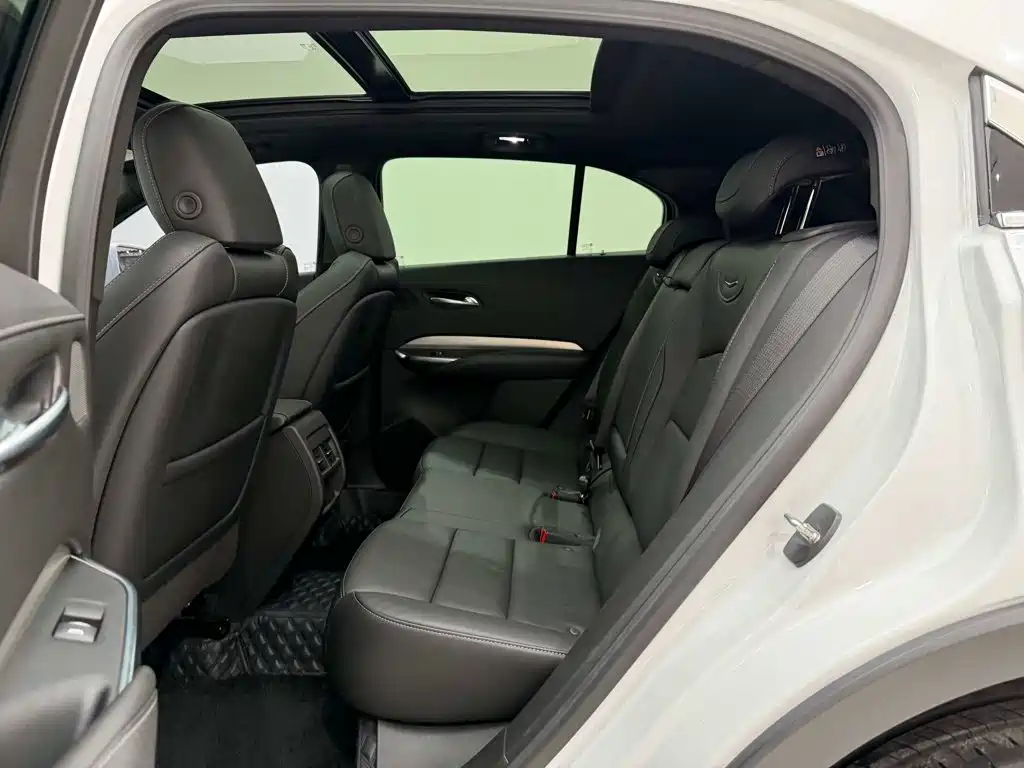 Фото 17 - Cadillac XT4