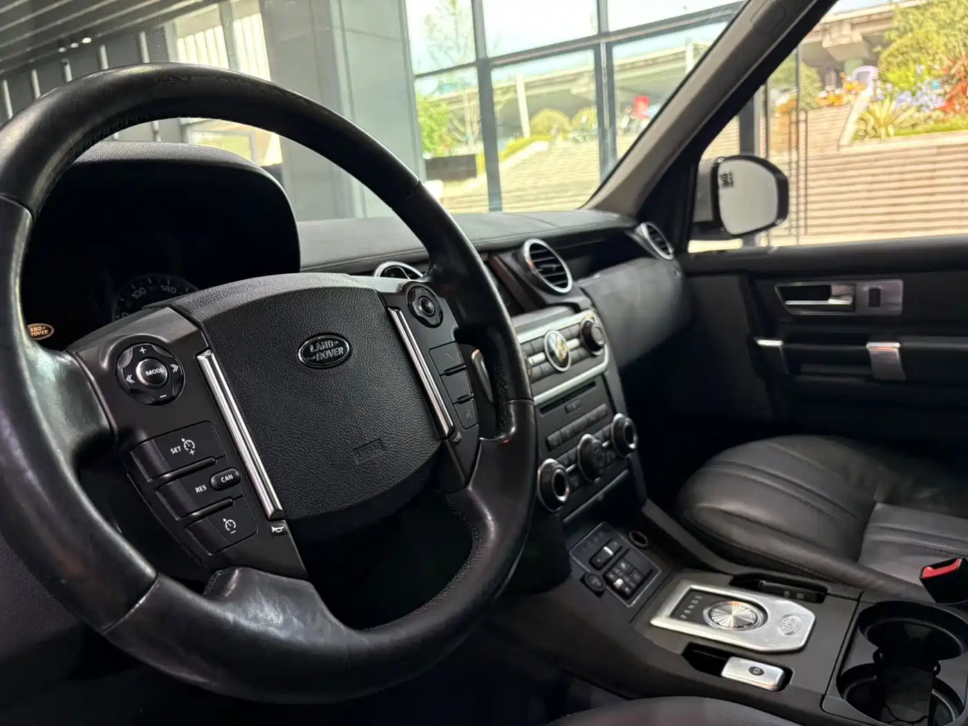 Land Rover Discovery 2015 3.0 SC V6 SE фото 11