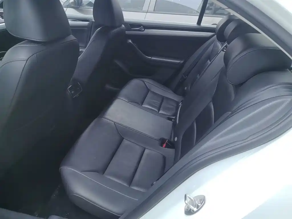Volkswagen Sagitar 2016 230TSI 25th Anniversary Edition фото 17