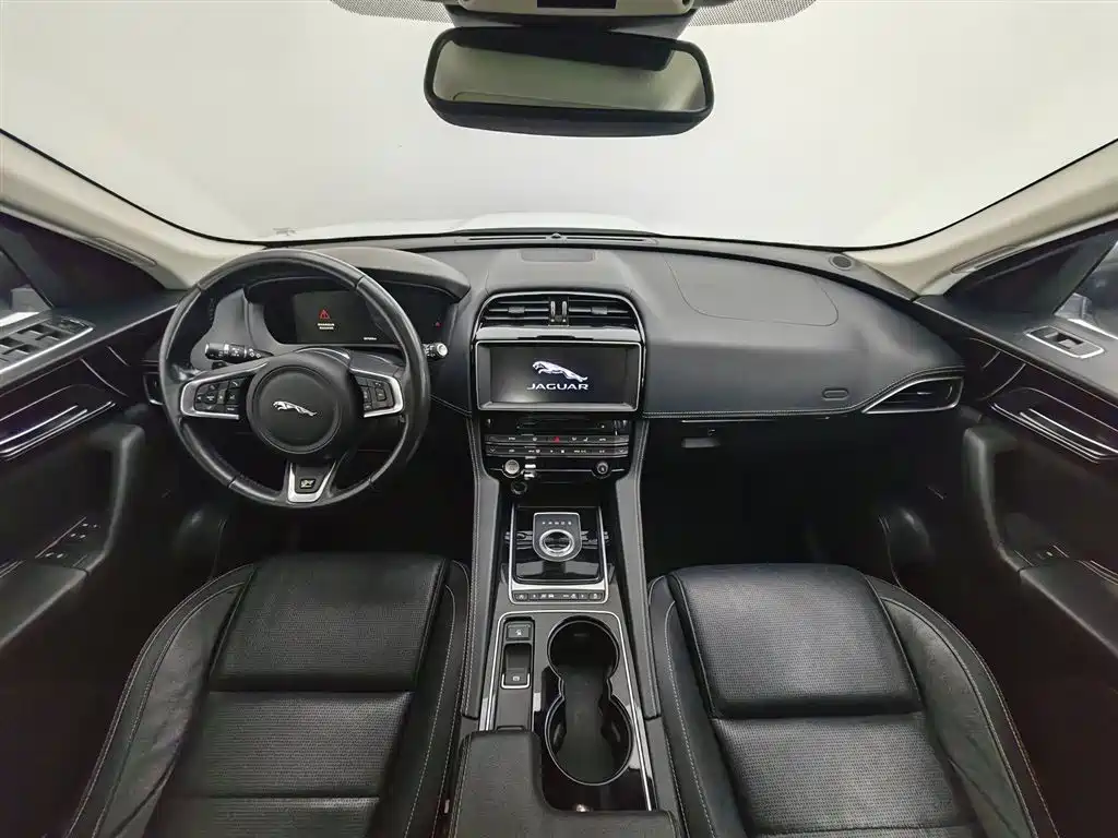 Фото 5 - Jaguar F-PACE