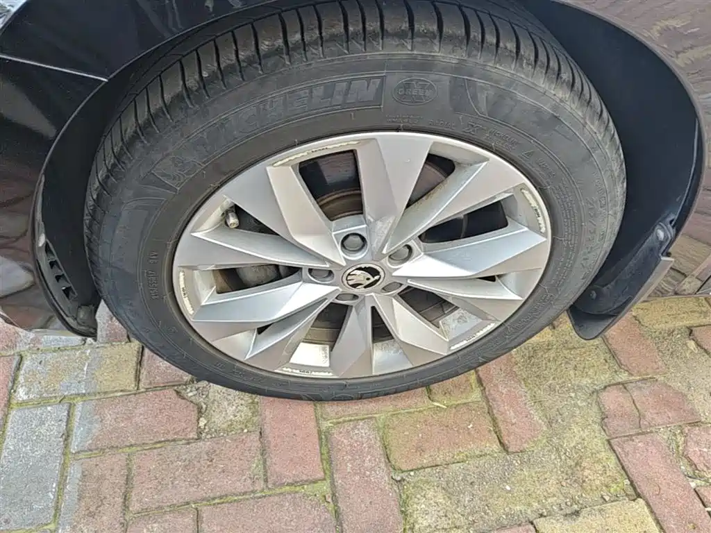 Škoda Superb 2016 TSI280 DSG Pioneer Edition фото 23