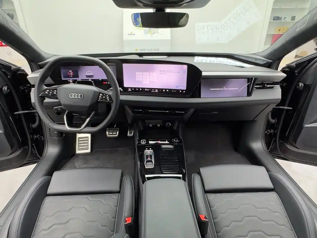 Фото 11 - Audi A6L e-tron