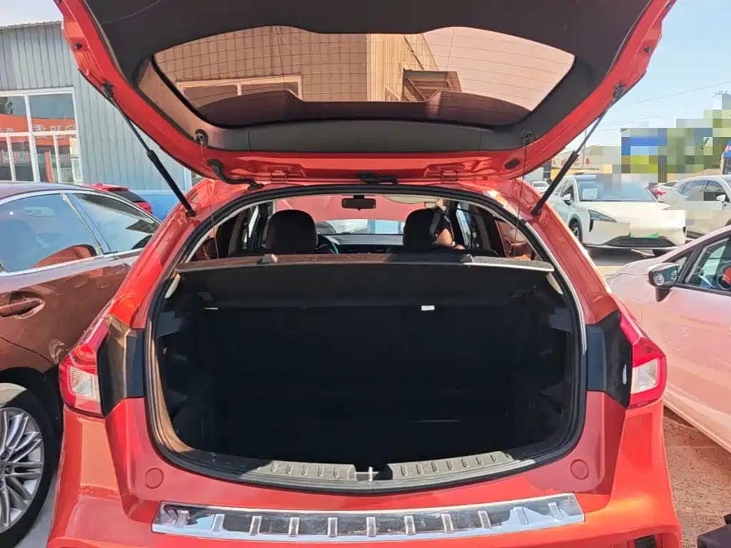 Фото 19 - Geely Vision X3