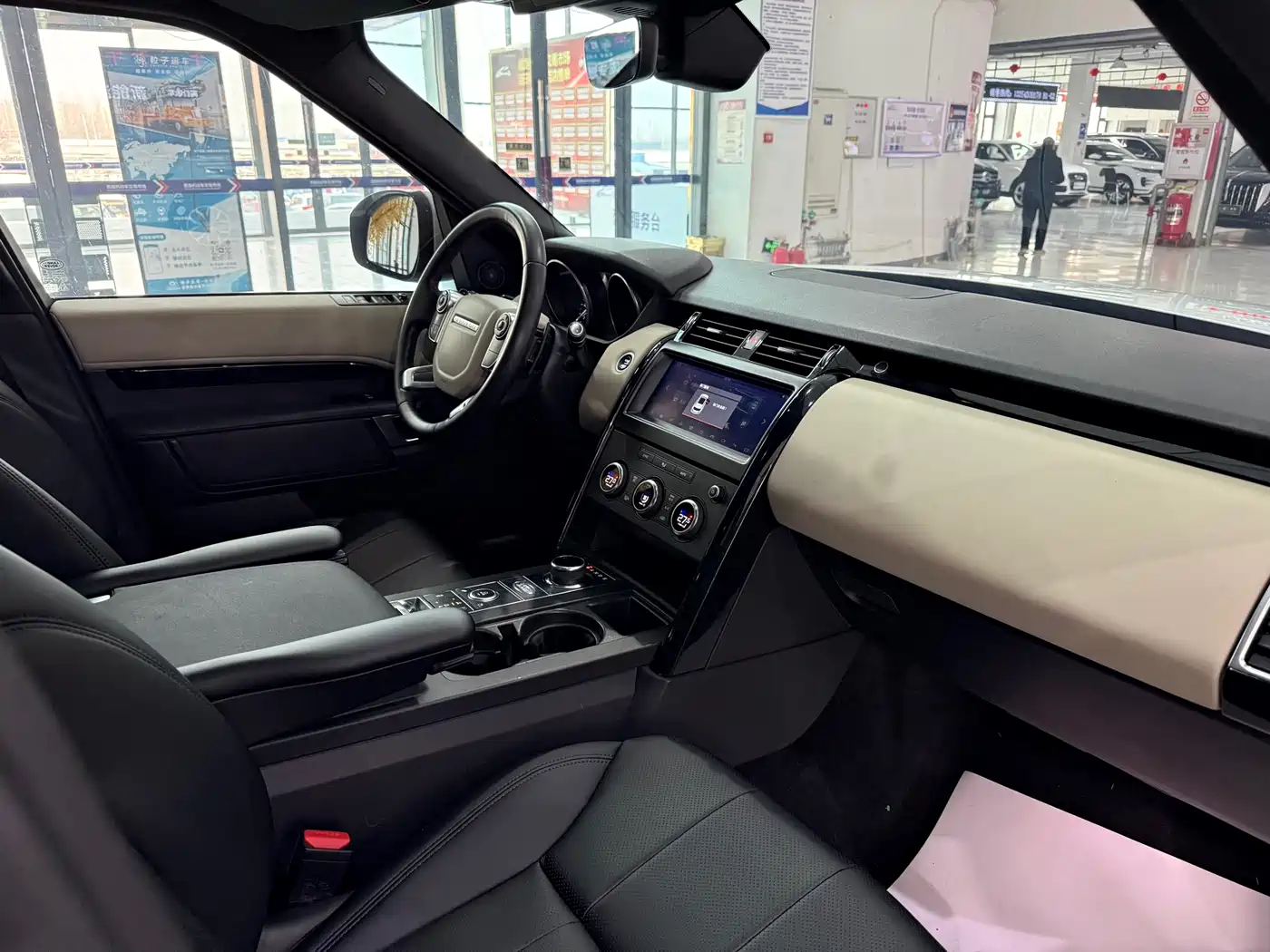 Land Rover Discovery 2018 3.0 SC V6 SE фото 11