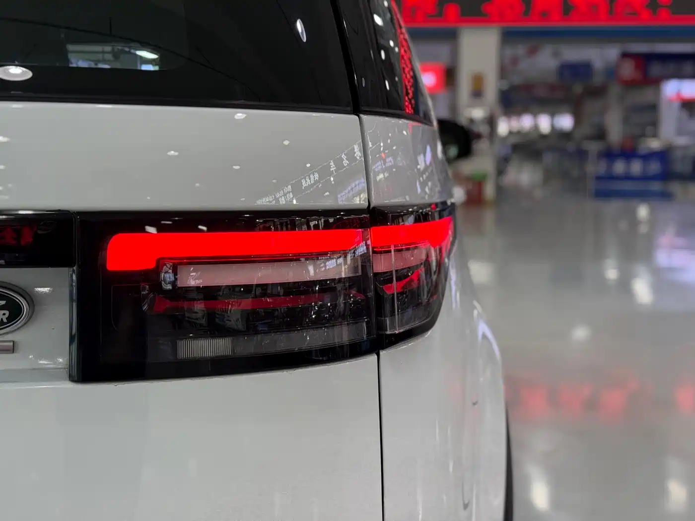 Land Rover Discovery 2018 3.0 SC V6 SE фото 9