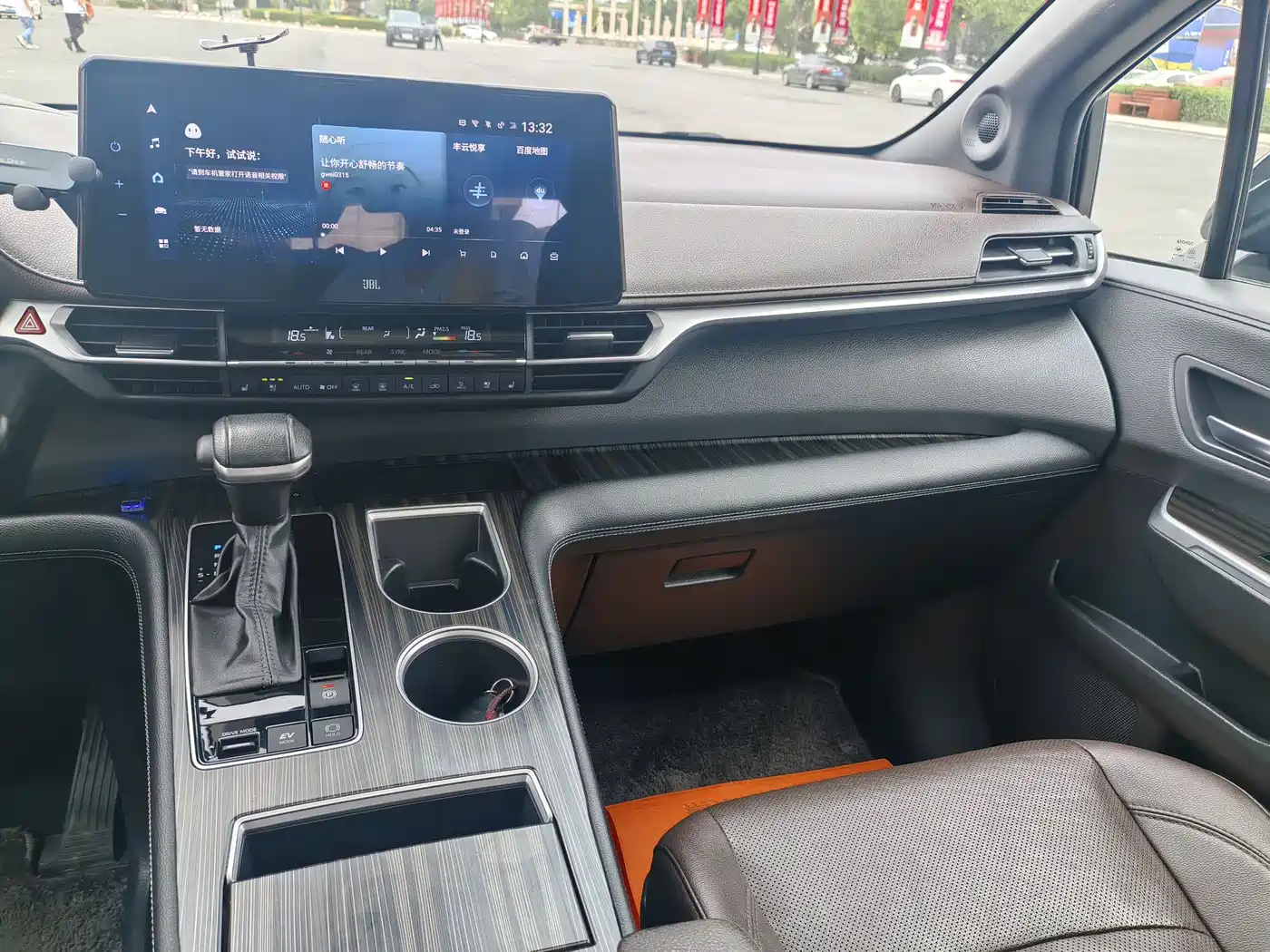 Toyota Sienna 2021 2.5L Hybrid Platinum Edition фото 9