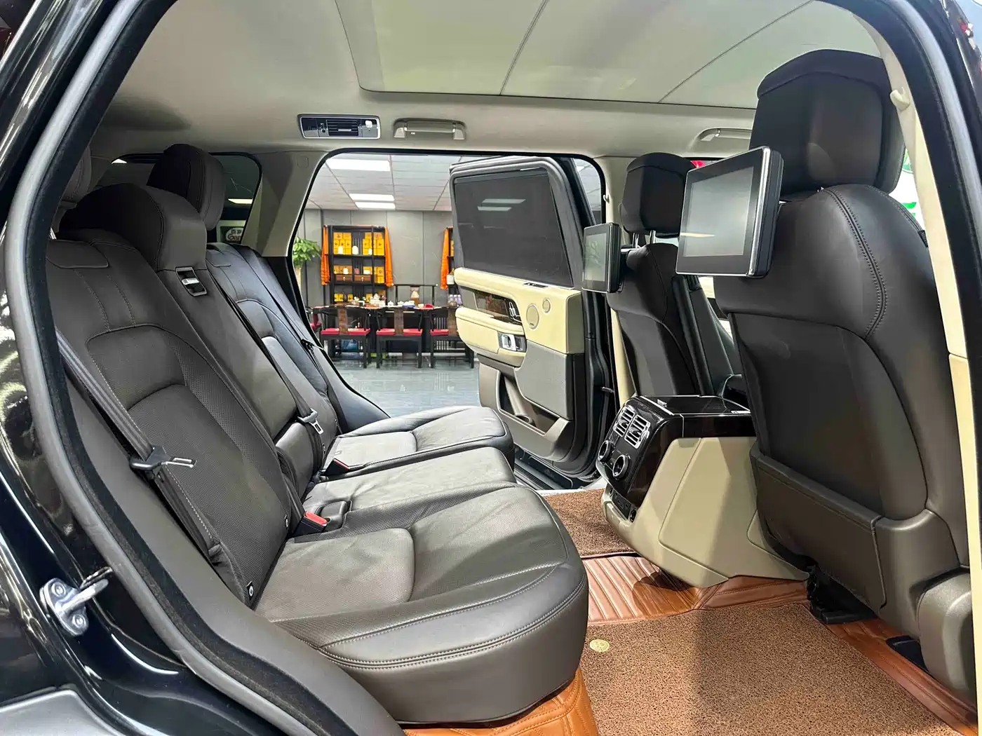 Land Rover Range Rover 2020 3.0 L6 Heritage Extended Edition фото 15