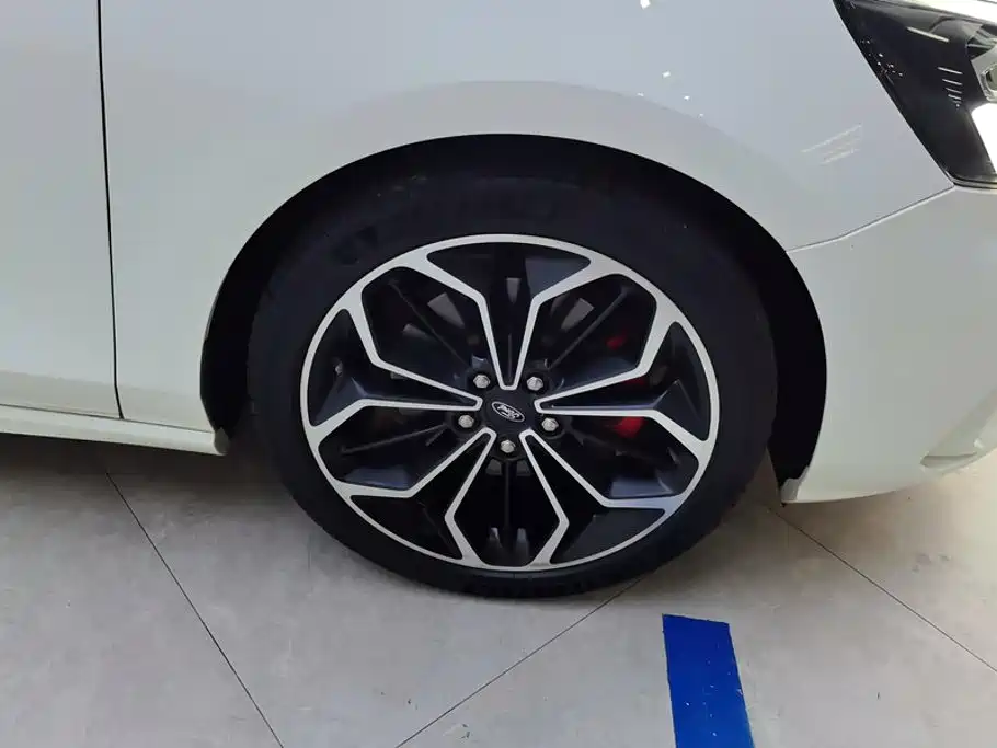 Фото 6 - Ford Focus