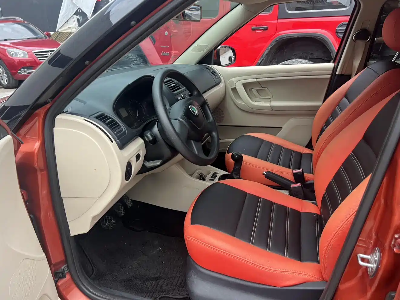 Škoda Fabia 2012 1.4L Manual Crystal Edition фото 4