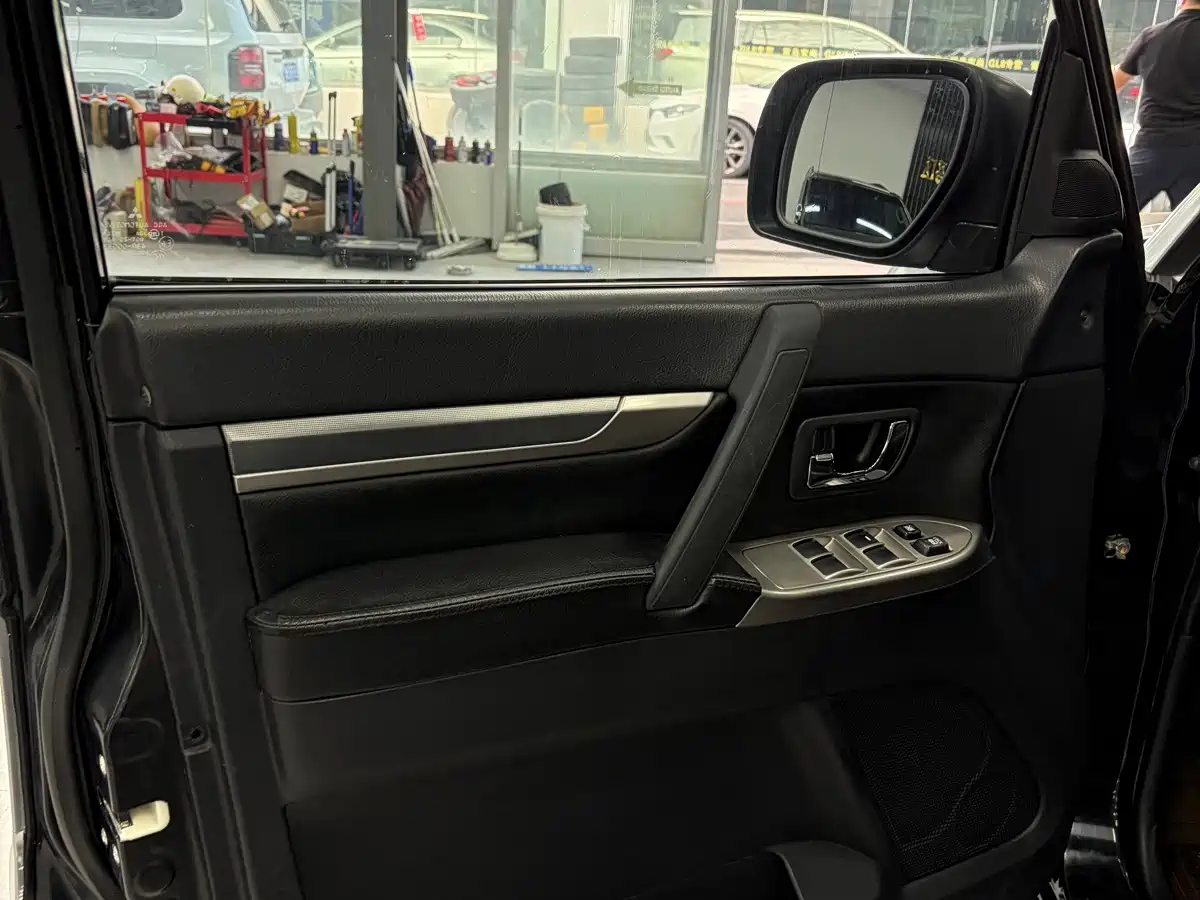 Mitsubishi Pajero (Import) 2012 2012 3.0L Luxury Edition
