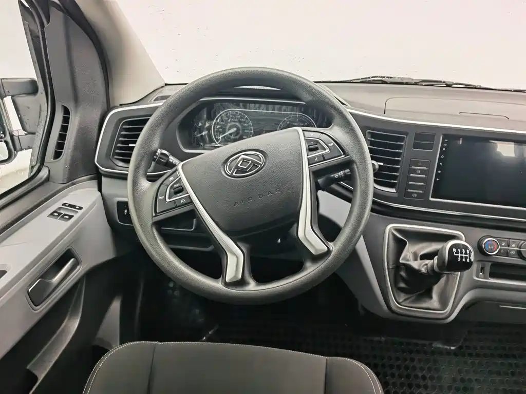 SAIC Maxus Xintu V80 2025 2024 Model Year Aoyunton Value Edition 6MT Short Wheelbase Medium Roof 127Ps 5/6-Seater