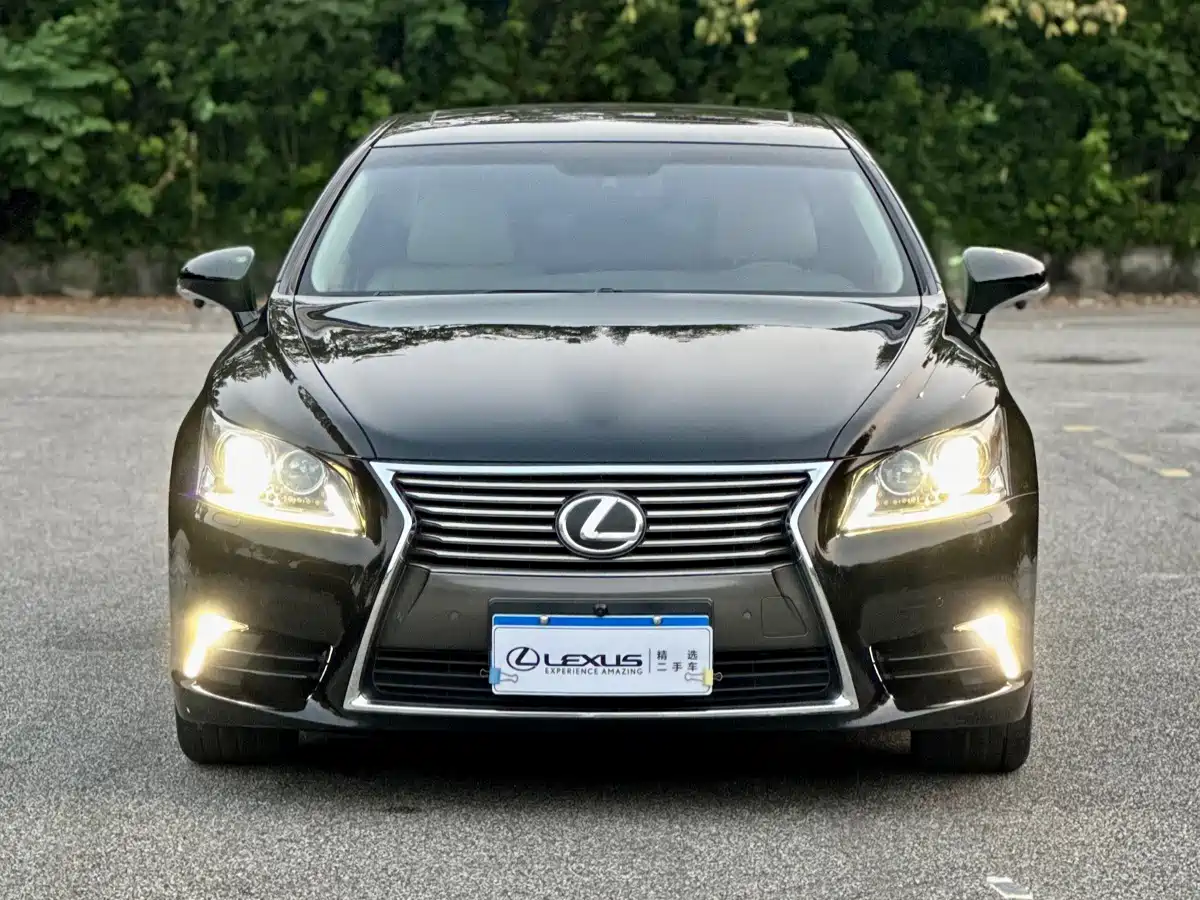 Фото 2 - Lexus LS