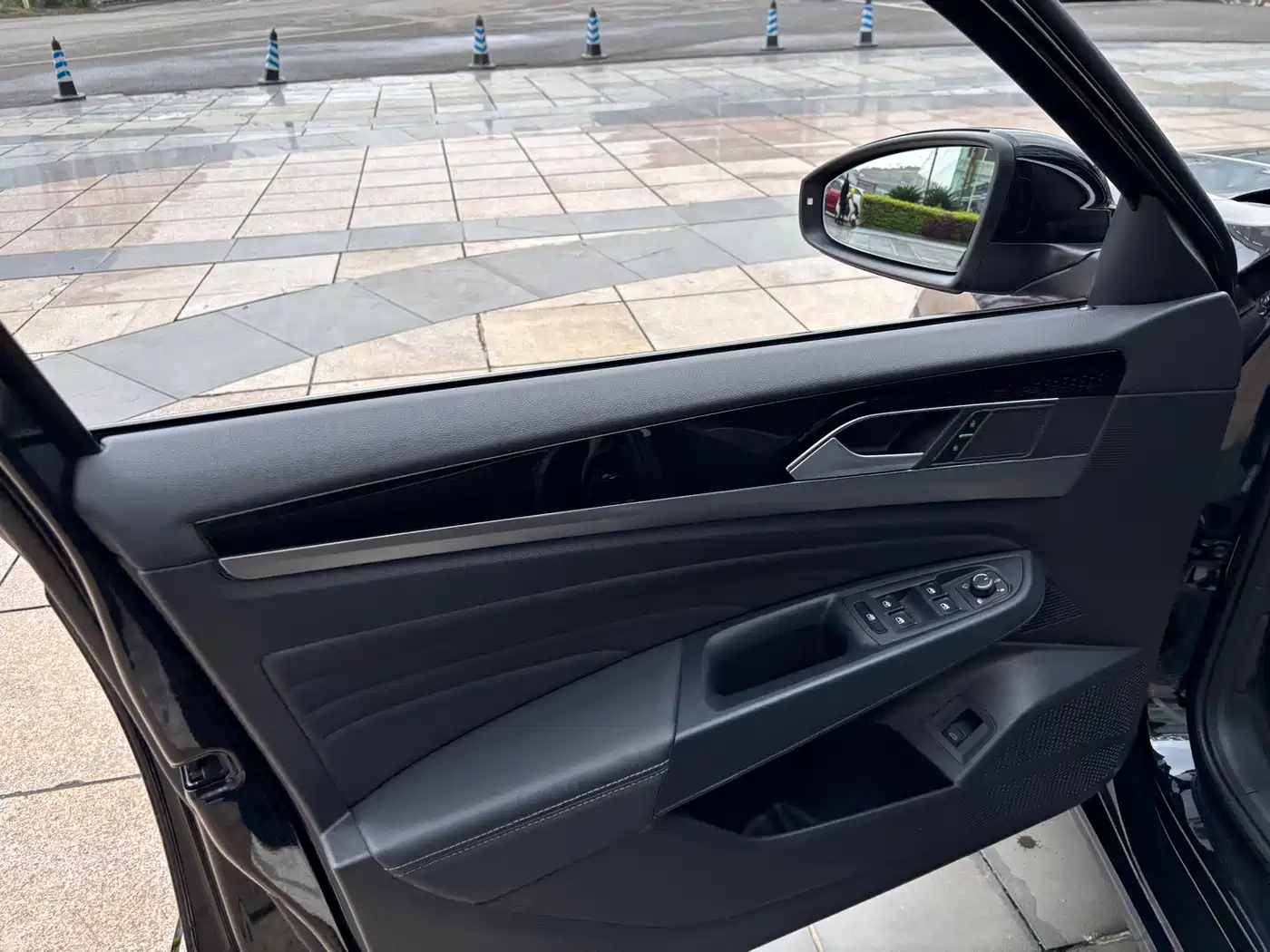 Volkswagen Passat 2023 330TSI Luxury Edition фото 18