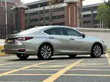Photo 4 - Lexus ES
