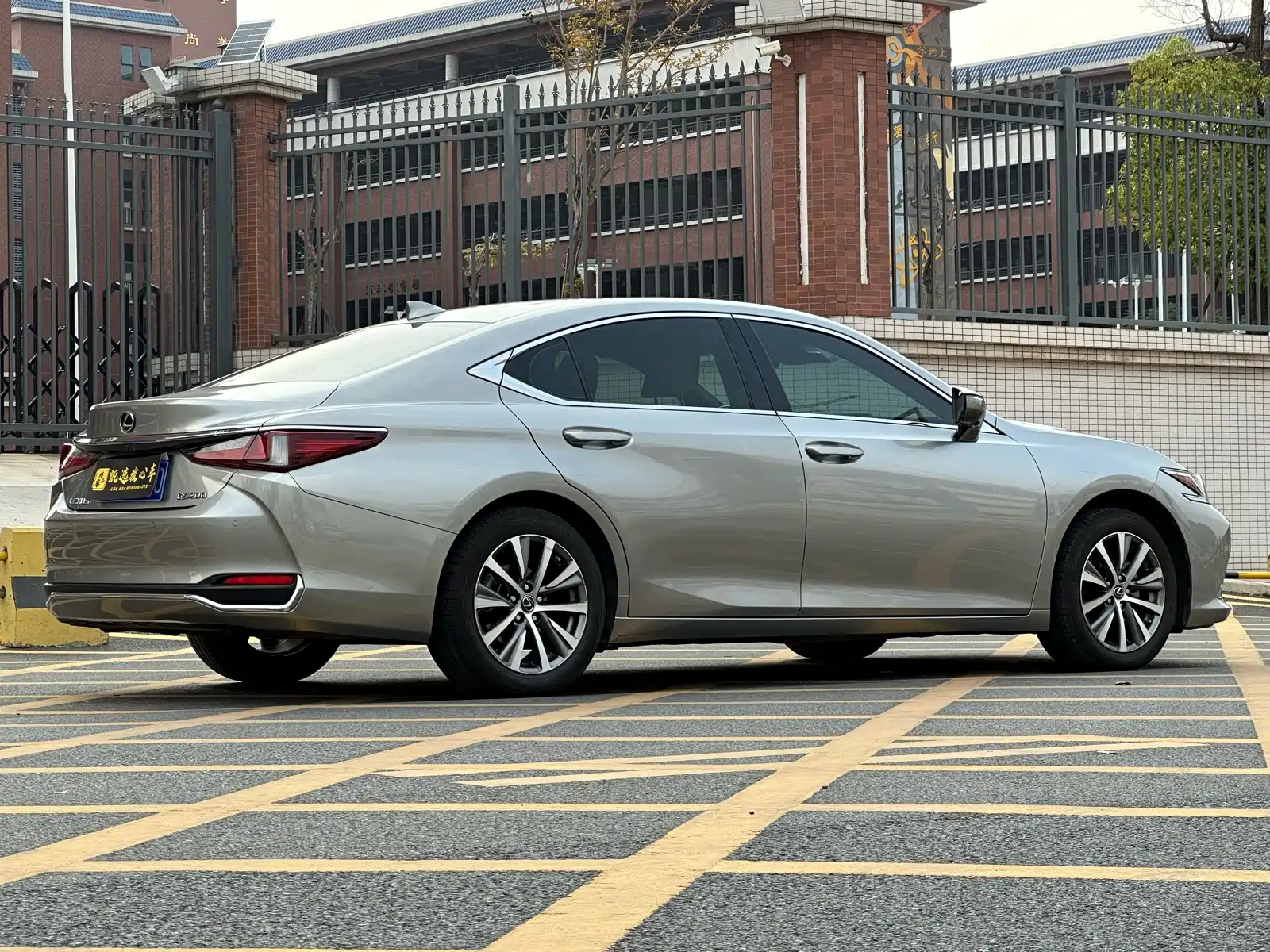 Photo 4 - Lexus ES