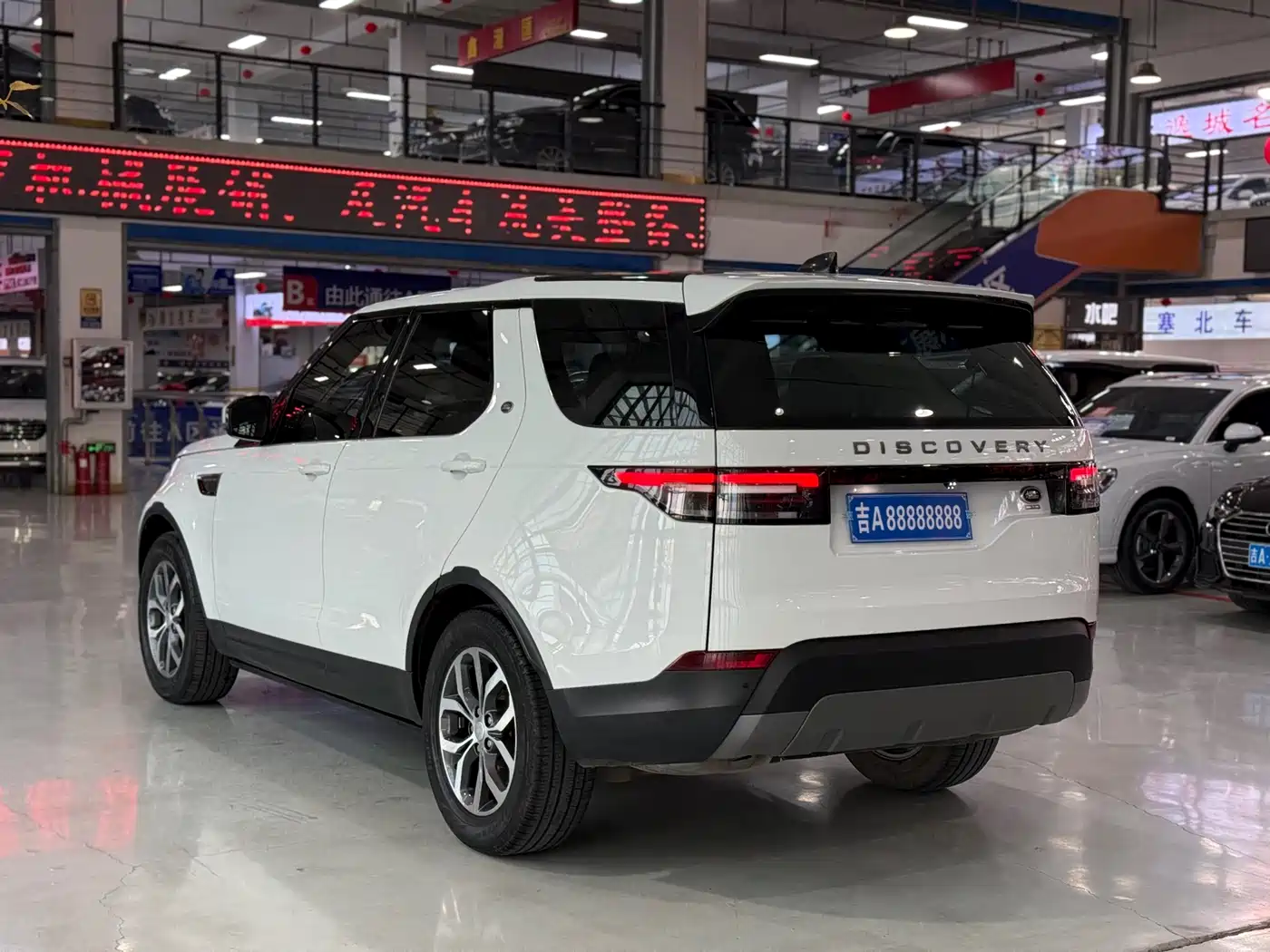 Land Rover Discovery 2018 3.0 SC V6 SE фото 4