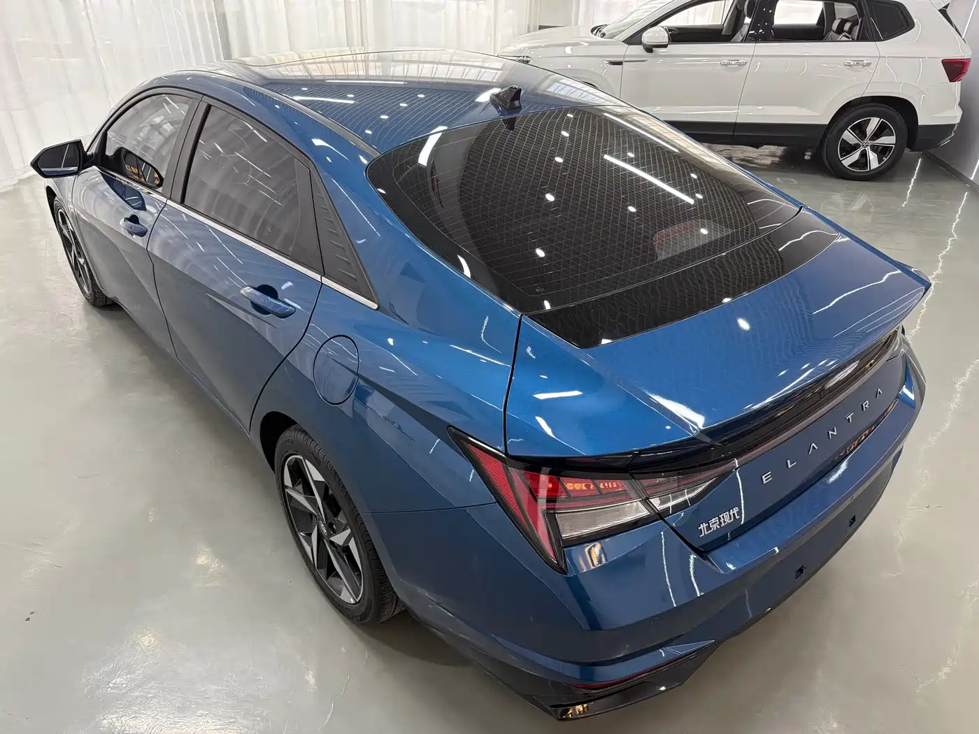 Hyundai Elantra 2022 1.5L CVT LUX Premium Edition фото 4