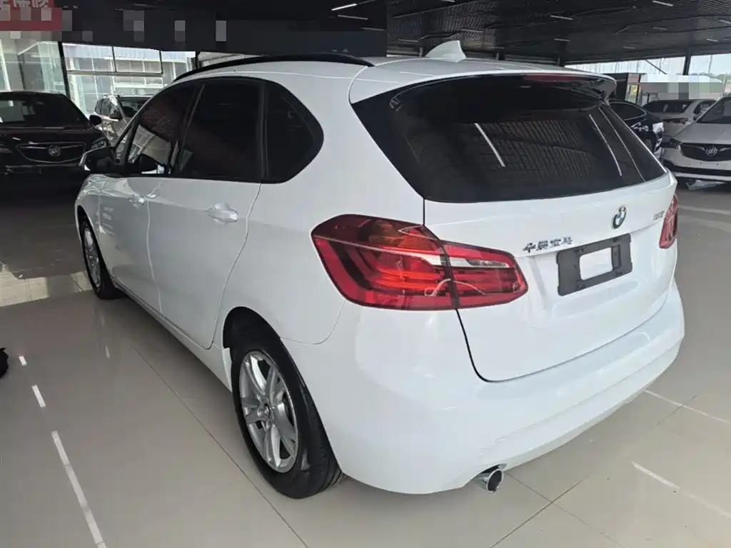 BMW 2 Series Touring 2016 218i Leading фото 5