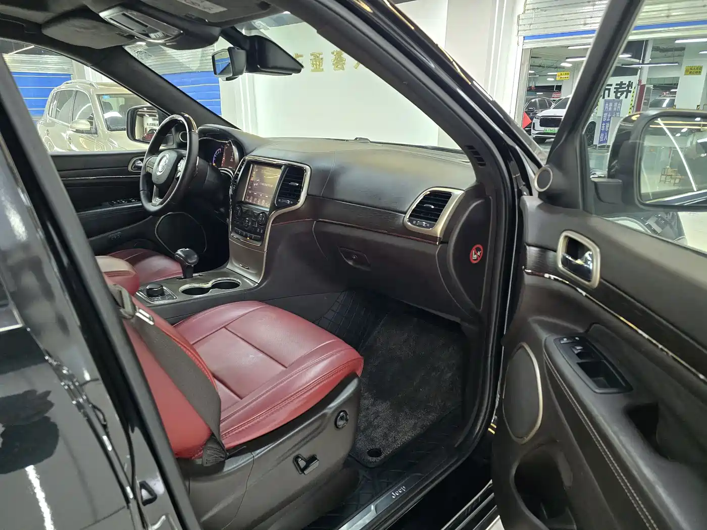 Фото 10 - Jeep Grand Cherokee (Import)