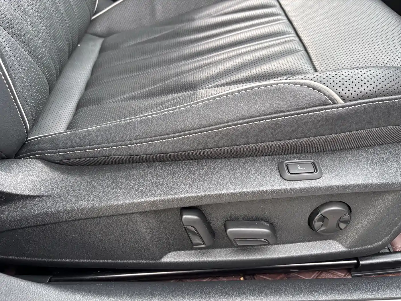 Volkswagen Passat 2023 330TSI Luxury Edition фото 11