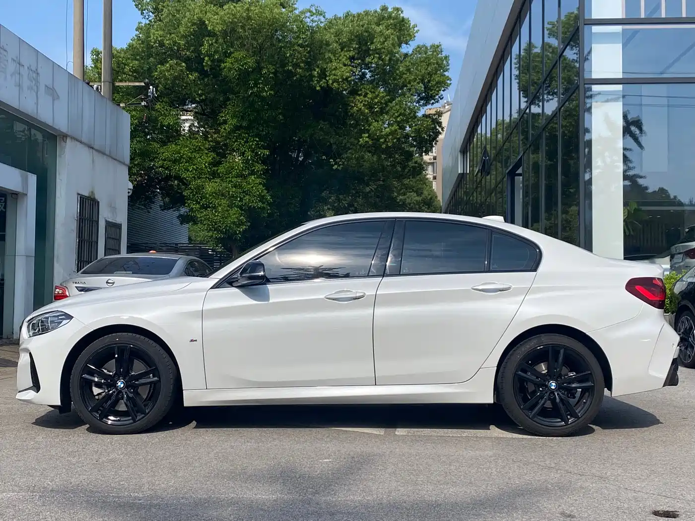 BMW 1 Series 2023 125i M Sport Shadow Edition фото 4