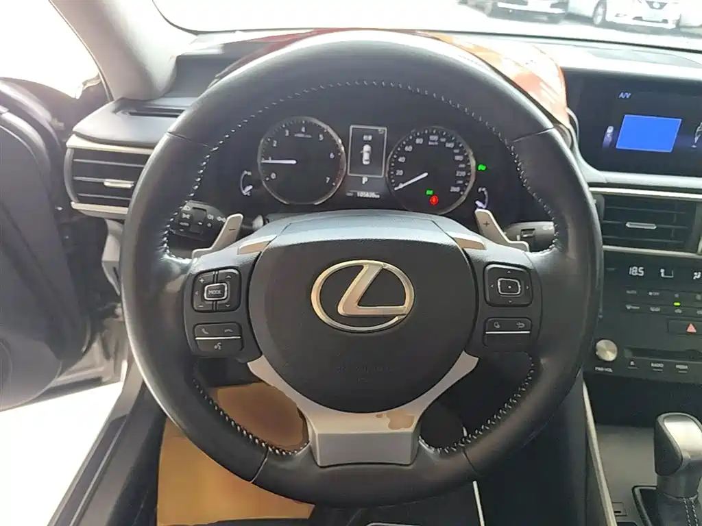 Lexus IS 2017 300 Leading Edition фото 11