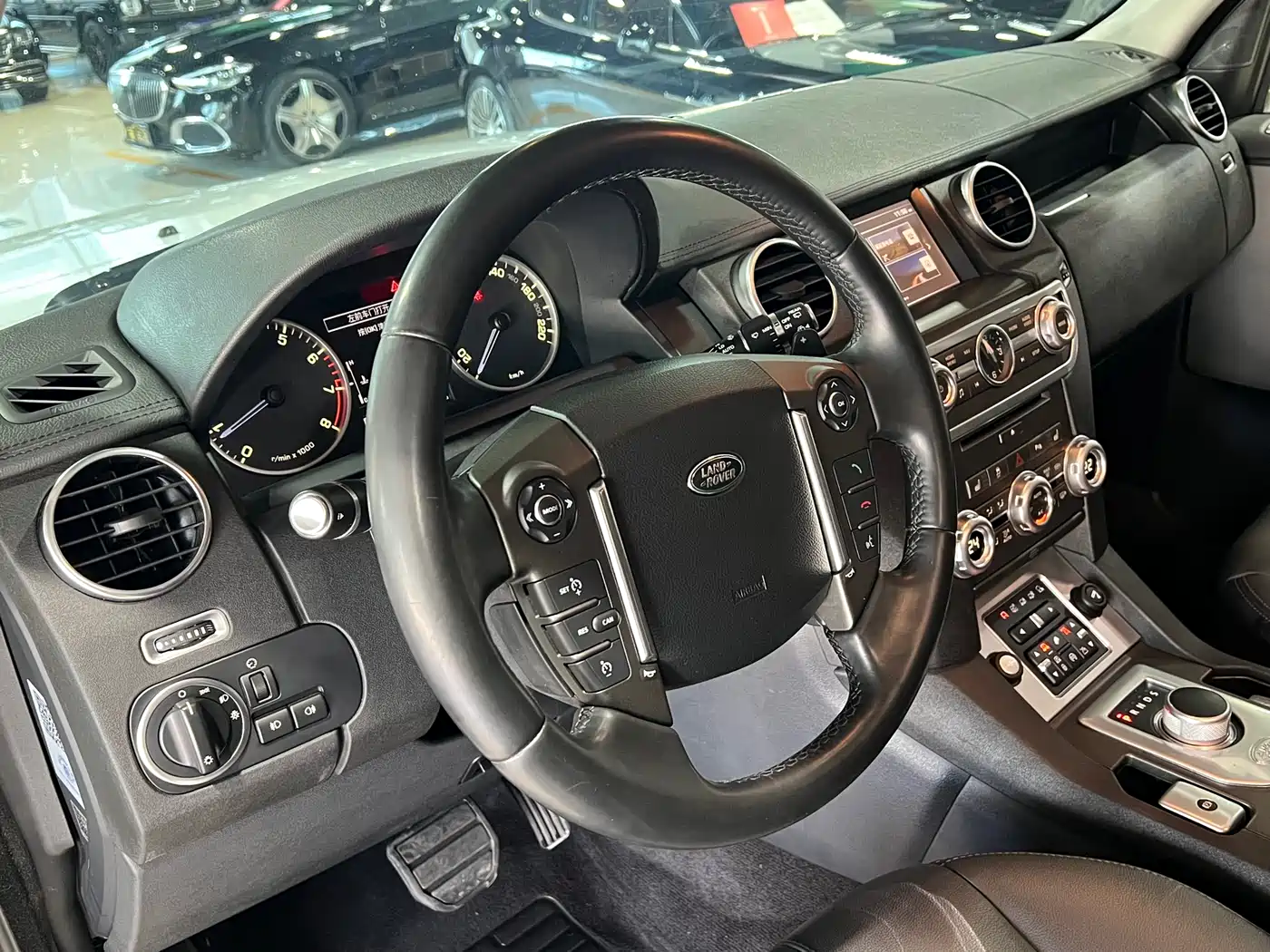 Land Rover Discovery 2016 3.0 SC Gloss Black Collector's Edition HSE фото 14