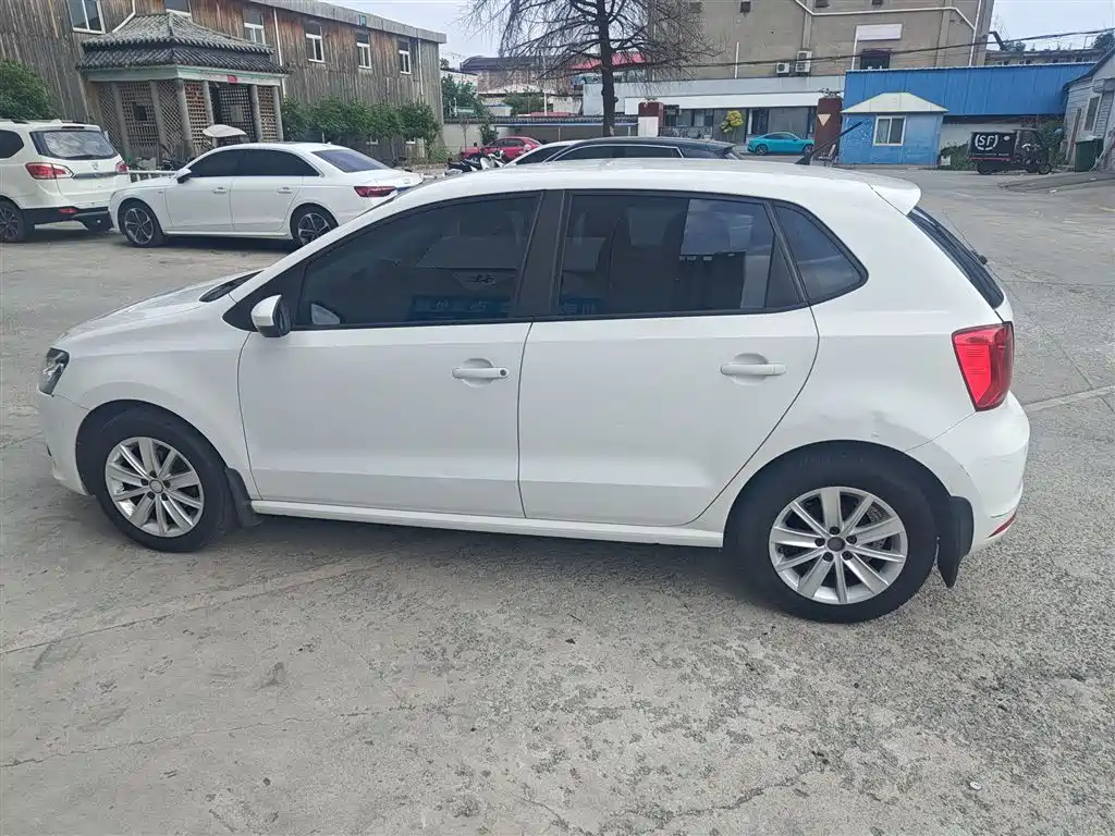 Volkswagen Polo 2014 1.4L Automatic Comfort Edition фото 28