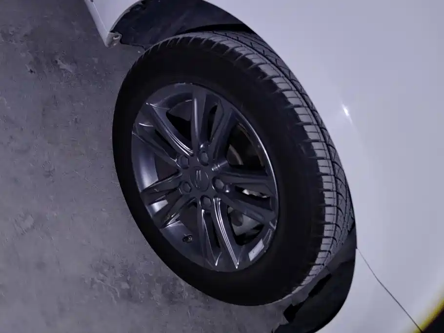 Фото 6 - Geely Emgrand