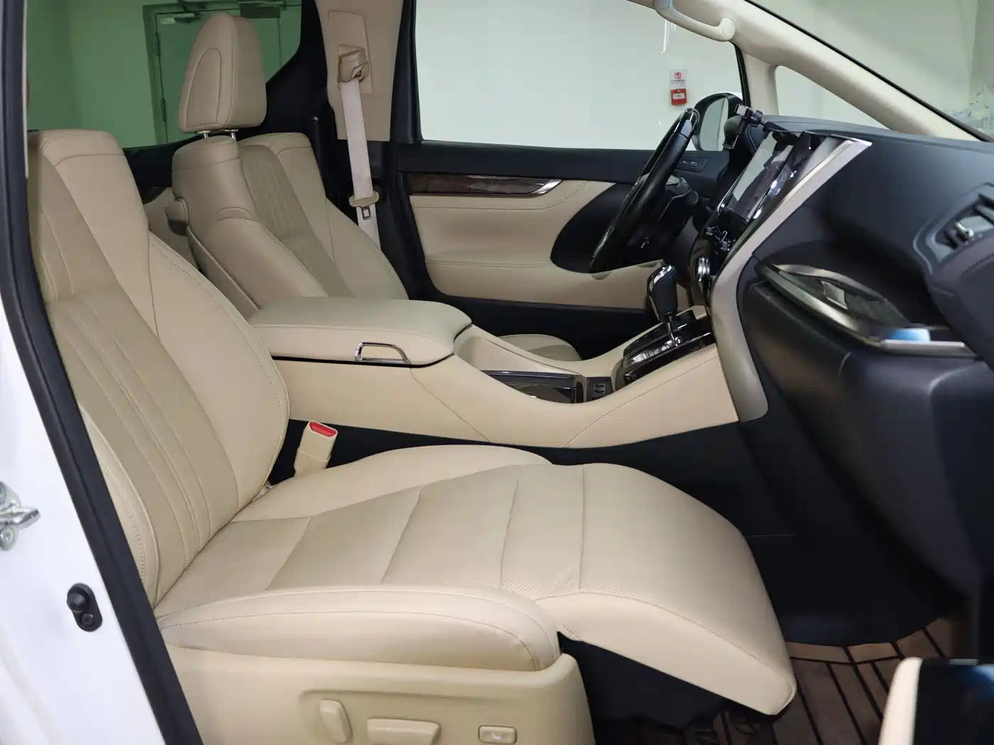 Toyota Vellfire 2021 Crown Hybrid 2.5L HV Premium Edition фото 14