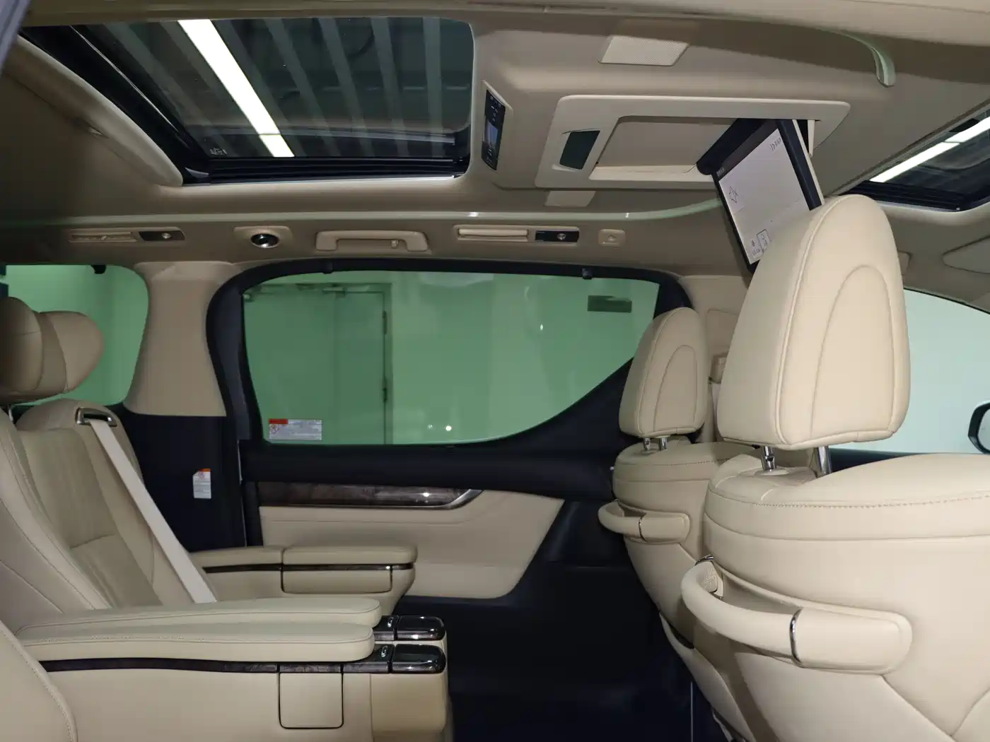 Toyota Vellfire 2021 Crown Hybrid 2.5L HV Premium Edition фото 19
