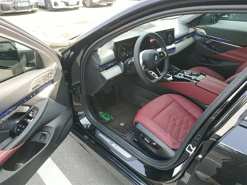 BMW 5 Series 2026 530Li Exclusive M Sport Package фото 12