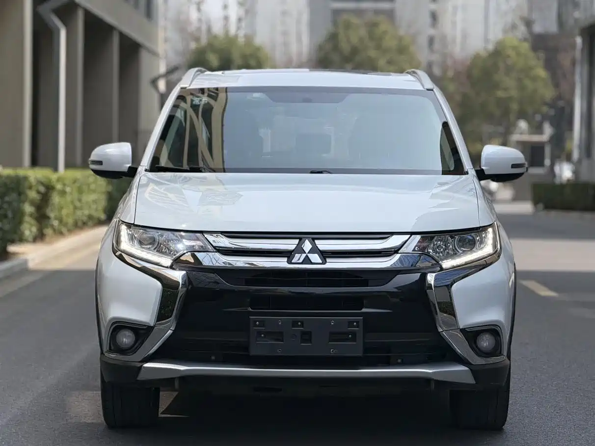 Mitsubishi Outlander 2018 2.0L 2WD Glory Edition 5-seater фото 2