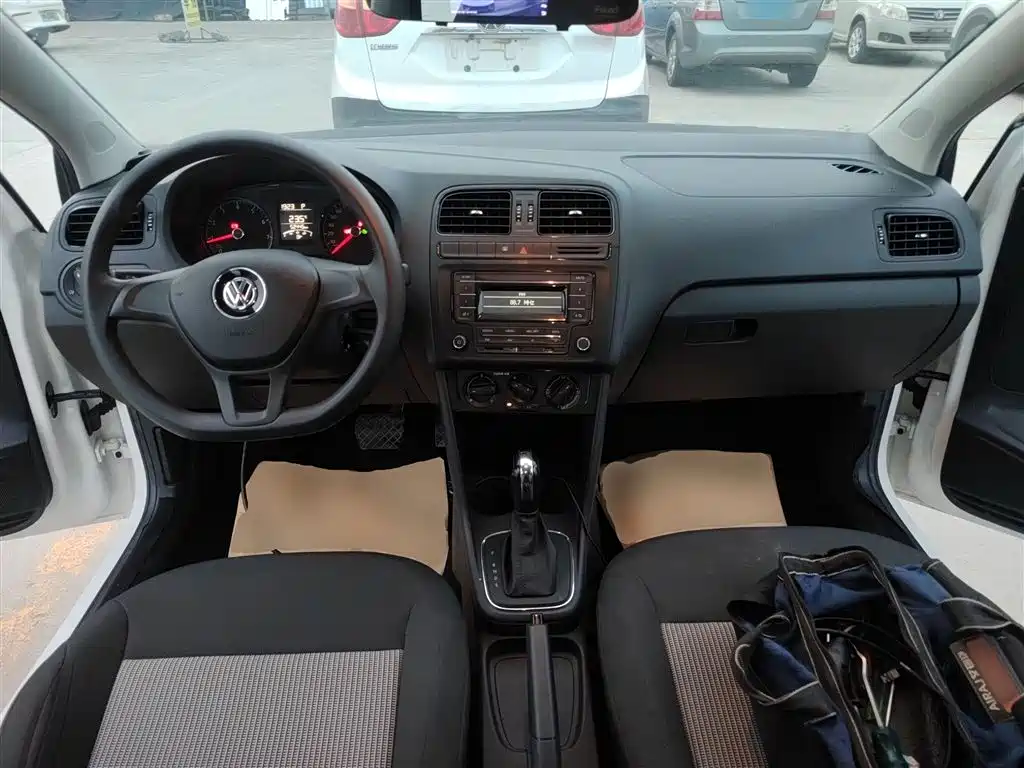 Volkswagen Polo 2016 1.4L Automatic Trend фото 6