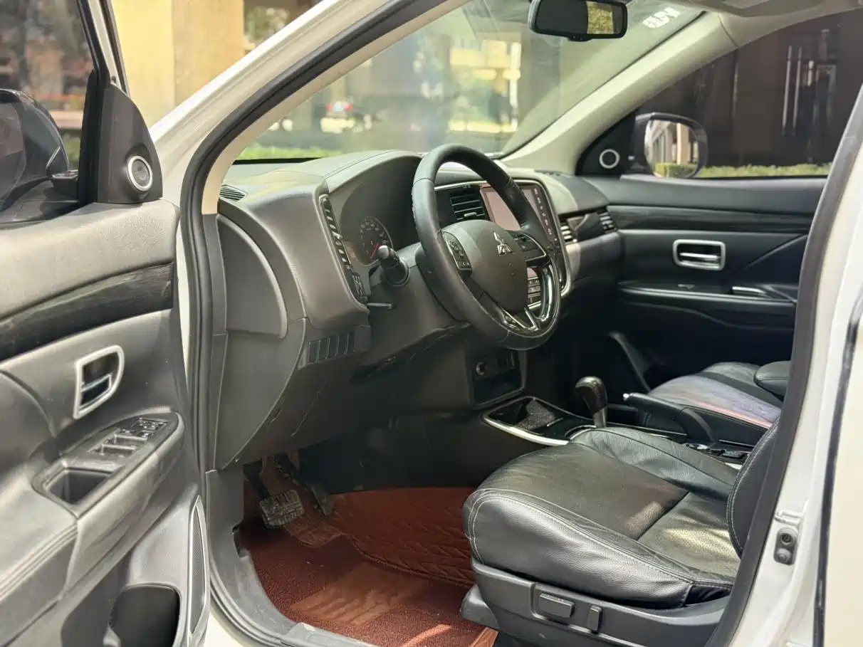 Mitsubishi Outlander 2018 2.0L 2WD Glory Edition 5-seater фото 5