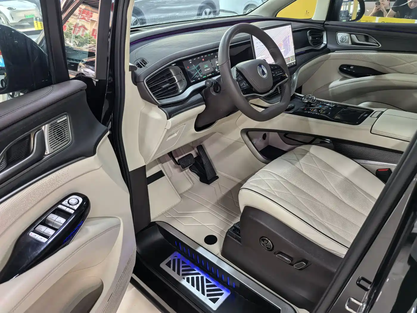 Denza D9 2024 DM-i 980 AWD Flagship фото 4