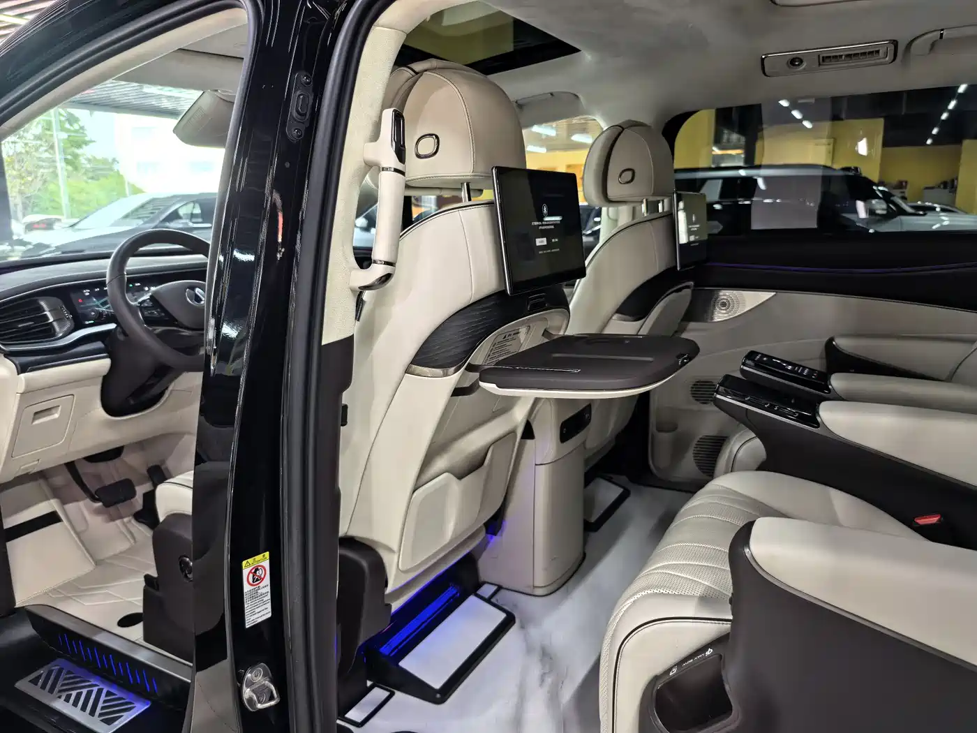 Denza D9 2024 DM-i 980 AWD Flagship фото 5