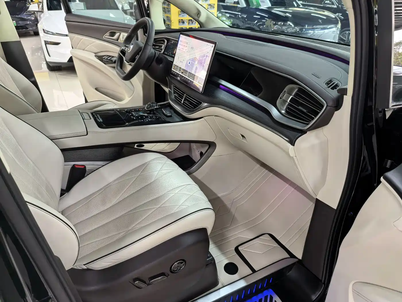 Denza D9 2024 DM-i 980 AWD Flagship фото 9