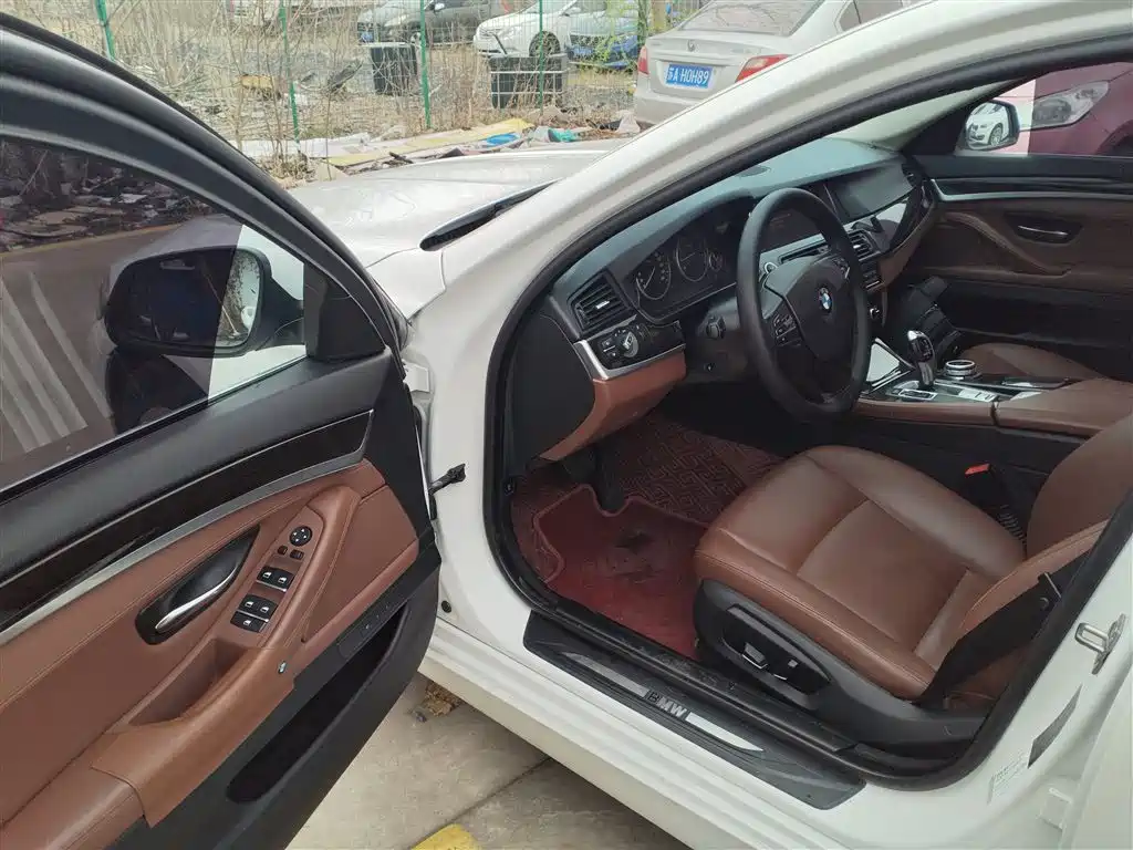 BMW 5 Series 2014 525Li Leading фото 16