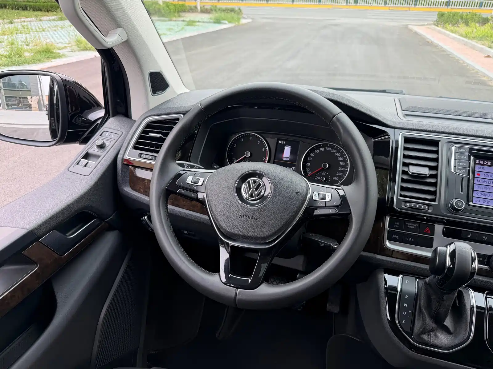 Фото 8 - Volkswagen Multivan