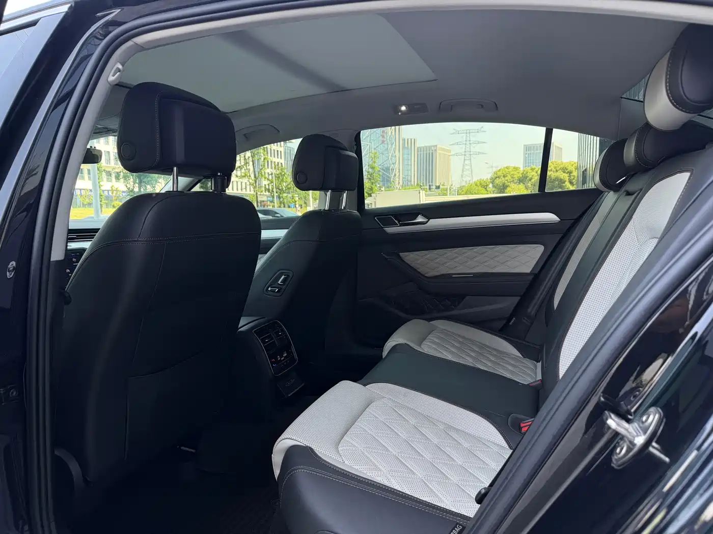 Volkswagen Magotan 2023 Model 2 Million Commemorative Edition 330TSI DSG Luxury фото 11