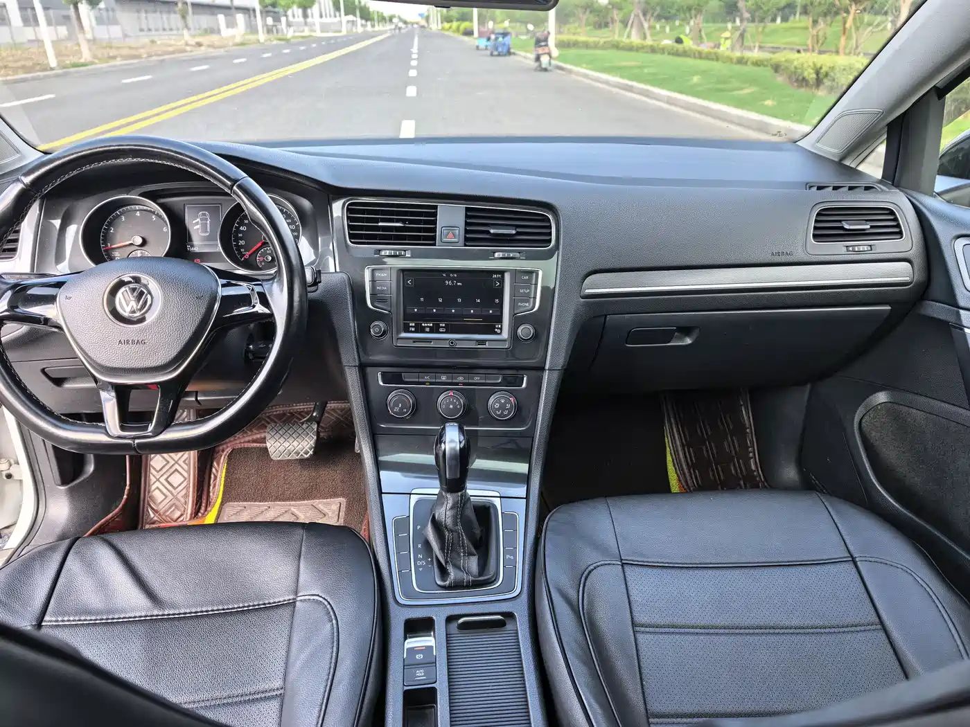 Volkswagen Golf 2017 230TSI Auto Comfort Millionth Anniversary Edition фото 9