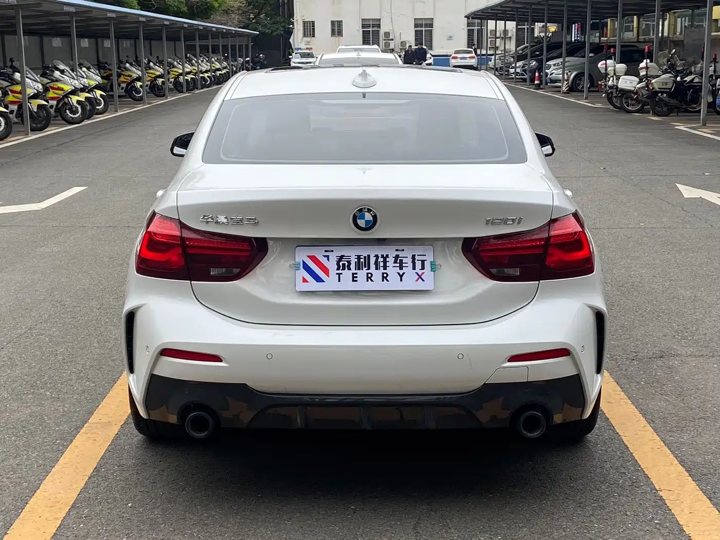 BMW 1 Series 2023 120i M Sport Shadow Edition фото 5